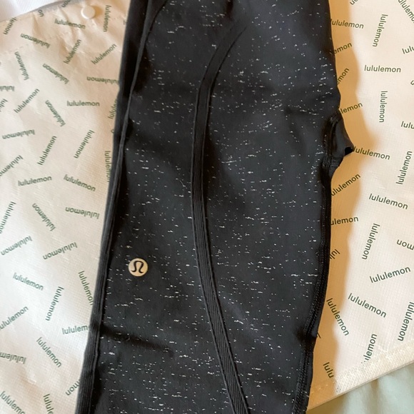 NWT Lululemon Ebb To Flow 7/8 Tight *Fleck, Sz 6, Black/White - Picture 3 of 7